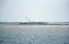 Baustelle im Watt, einer der Pontons von Nord aus gesehen