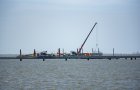 Ponton und Verbindungssteg. Rechts im Hintergrund der Hafen mit der Baltrum I